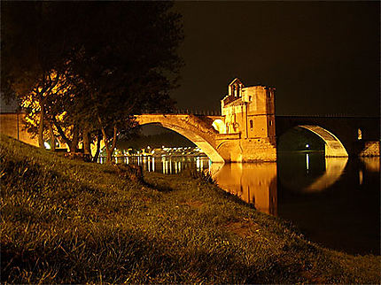 Pont d'Avignon dans la nuit