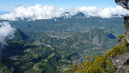Vue sur le cirque de Salazie à quelques minutes de l'arrivée au sommet de la Roche Ecrite Vue sur le cirque de Salazie à quelques minutes de l'arrivée au sommet de la Roche Ecrite