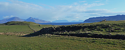 Eigg , Skye et Rum vues de l'île de Muck