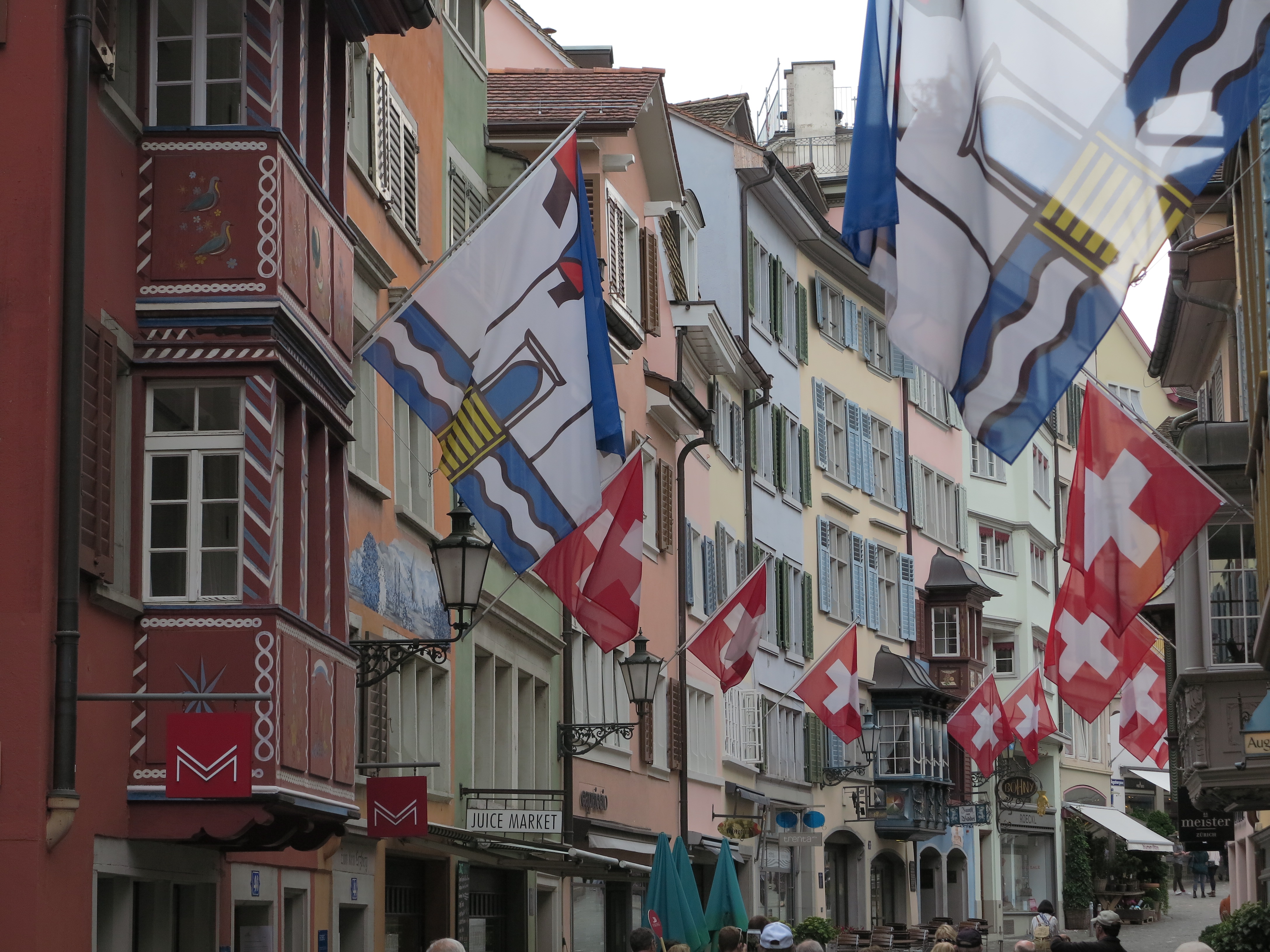 Ruelle colorée de la vieille ville de Zurich Ruelle colorée de la vieille ville de Zurich