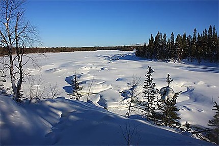 Rivière gelée, frontière entre la Suède et la Finlande
