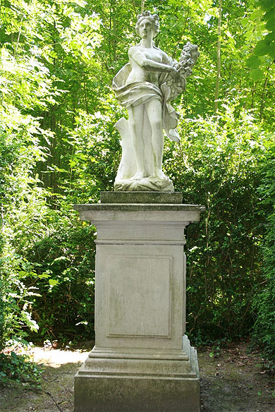 Statue dans les jardins du château de Champs sur Marne Statue dans les jardins du château de Champs sur Marne