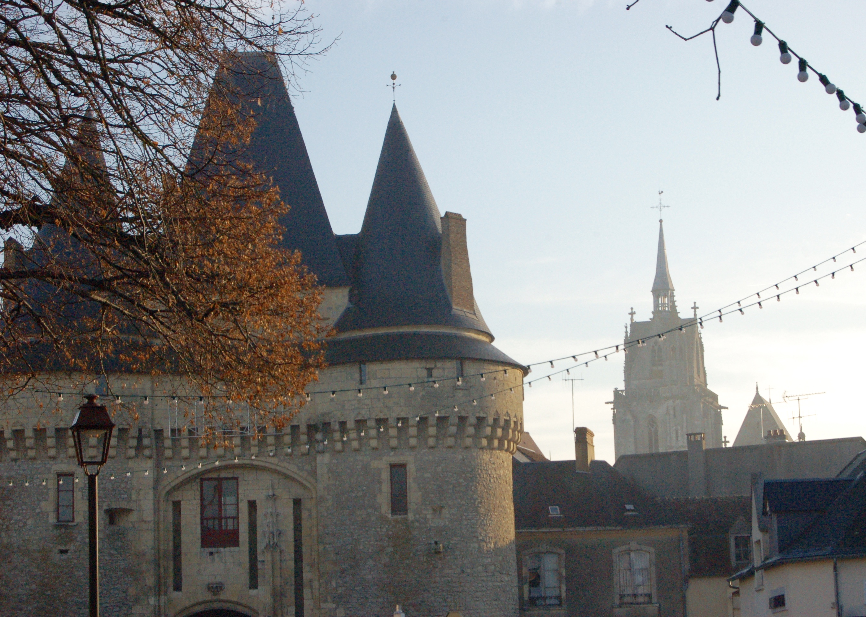Porte médiévale et église Porte médiévale et église