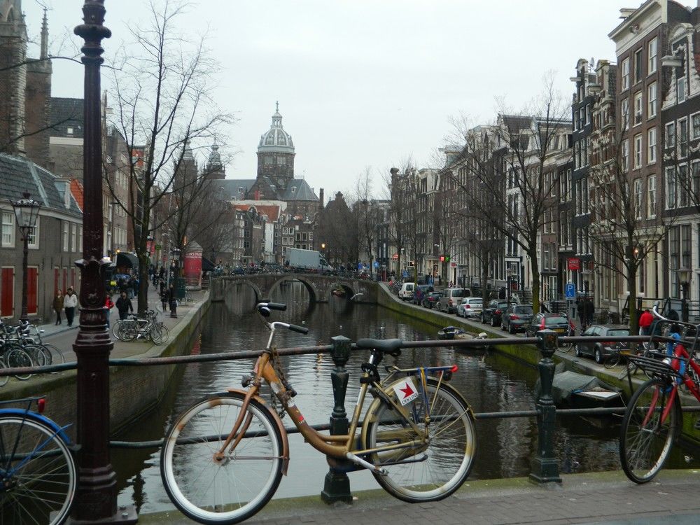 Canal, ponts et vélos dans le quartier rouge