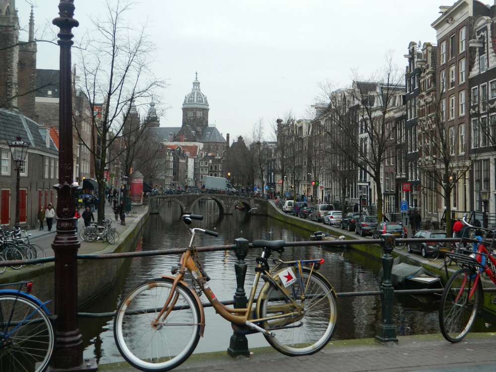 Canal, ponts et vélos dans le quartier rouge Canal, ponts et vélos dans le quartier rouge