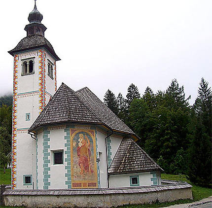 Eglise peinte au bord du lac Bohinj