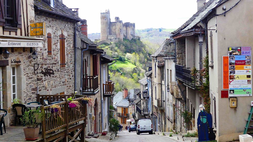 Rue de Najac et le château