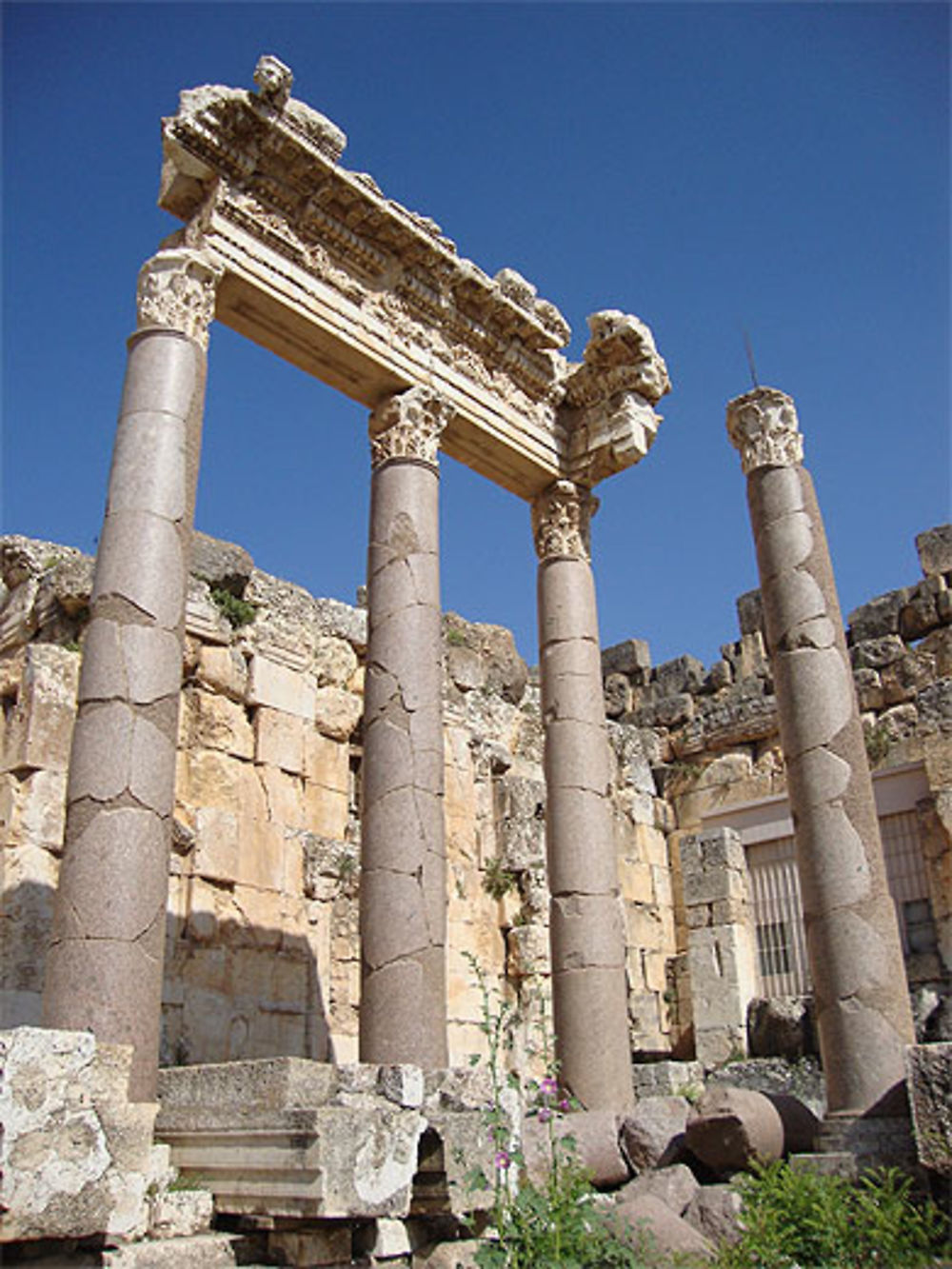 Colonnes dans la grande cour