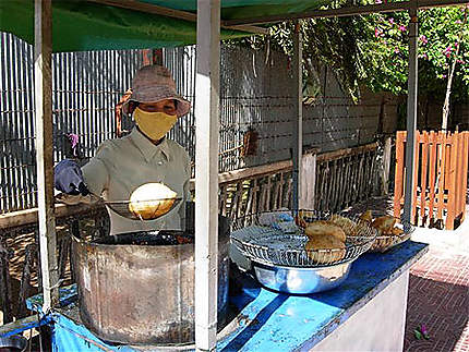 Vendeuse de beignets près du Wat Bo à Siem reap