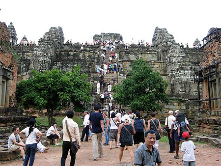 Tous au sommet du temple pour voir le coucher de soleil Tous au sommet du temple pour voir le coucher de soleil