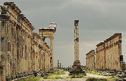Colonnade et colonne votive