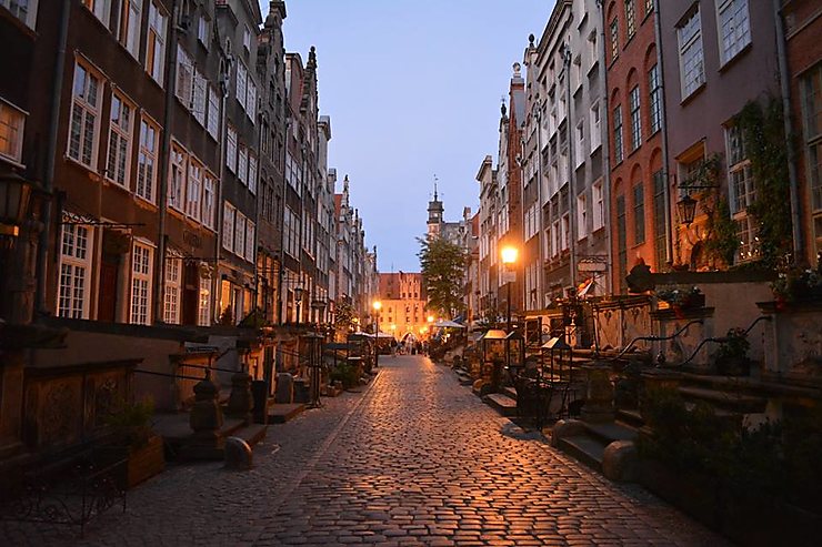 Ambiance féérique dans les petites rues de Gdansk, Pologne