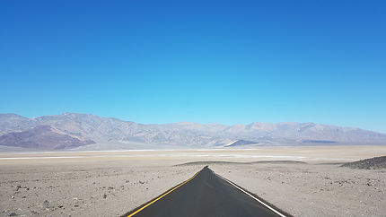 Route à sens unique dans la Vallée de la Mort