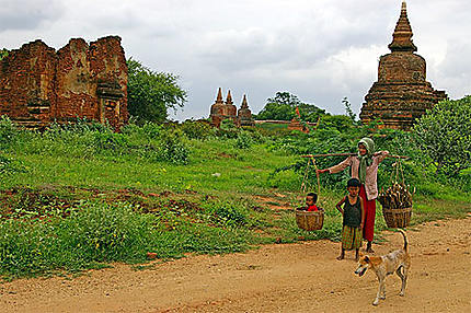 Bagan - corvée de bois en famille