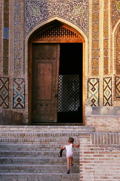 Un enfant joue devant Mir-i-Arab Un enfant joue devant Mir-i-Arab