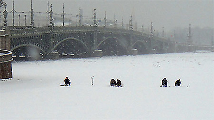 Pêche sous la neige sur la Néva