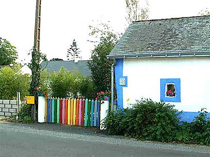 Maison insolite - Portail crayons de couleur - à St Marc sur Mer