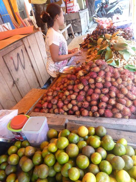 Le marché d'Ampana (Sulawesi nord) Le marché d'Ampana (Sulawesi nord)