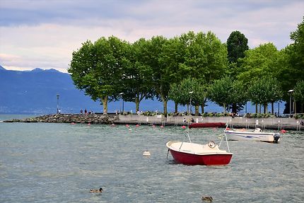Promenade au bord du lac au port d'Ouchy