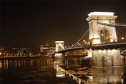 Pont des chaines et blocs de glace sur le Danube