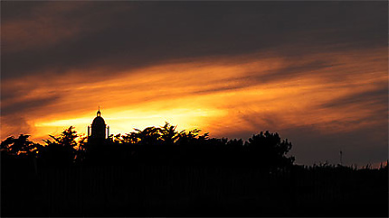 Eglise de Batz sur mer au soleil couchant 