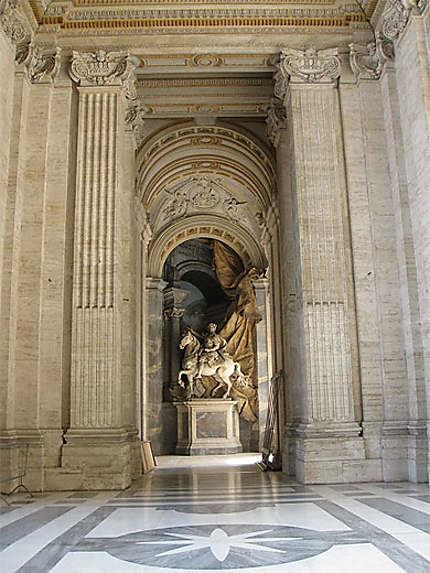 Statue équestre à l'extérieur de la Basilique St Pierre