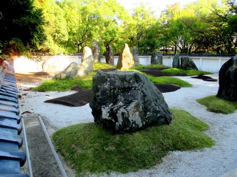 Jardin de pierres au Temple Hokoku Jinja