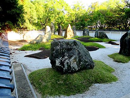 Jardin de pierres au Temple Hokoku Jinja