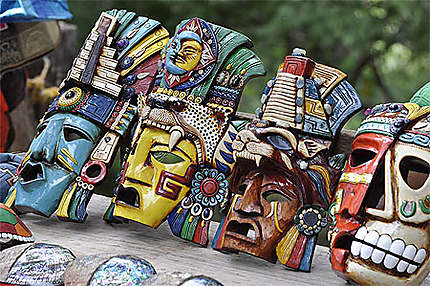 Les Mayas masques et souvenirs