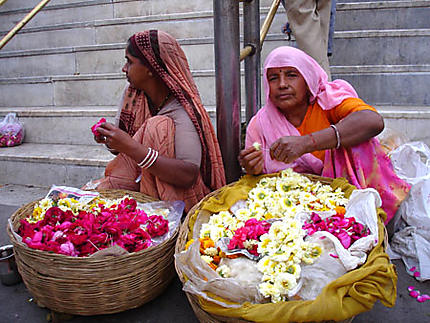 Femmes fabriquant des colliers de fleurs
