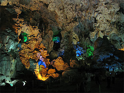 Les grottes de la baie d'Along
