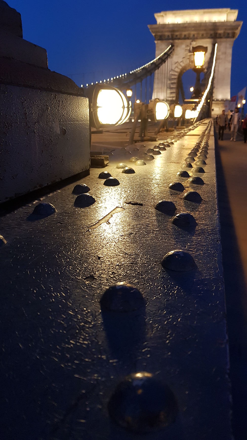 Pont Petöfi, rivets entre deux rives