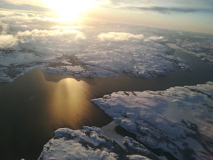 Coucher de soleil sur les fjords vue d'avion