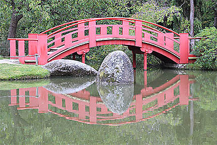 Toulouse - Jardin Japonais - Le petit pont rouge
