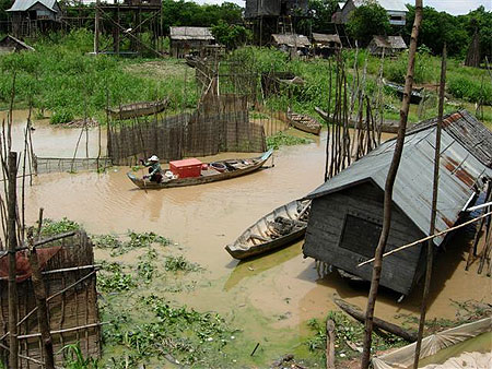 En bateau au village flottant de Kompong Khleang En bateau au village flottant de Kompong Khleang