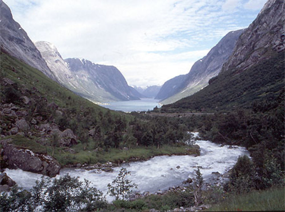 Au loin le glacier