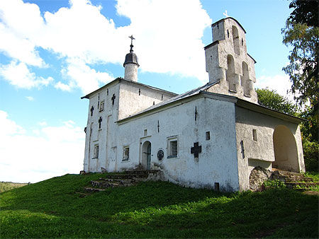 Izborsk, une église au Bourg de Trouvor