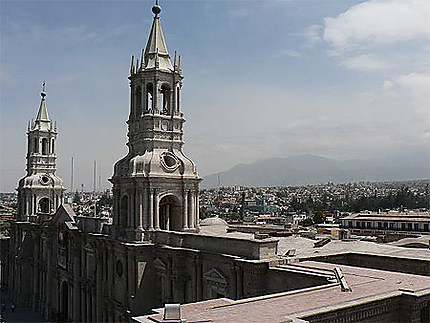 La cathédrale et les toits d'Arequipa