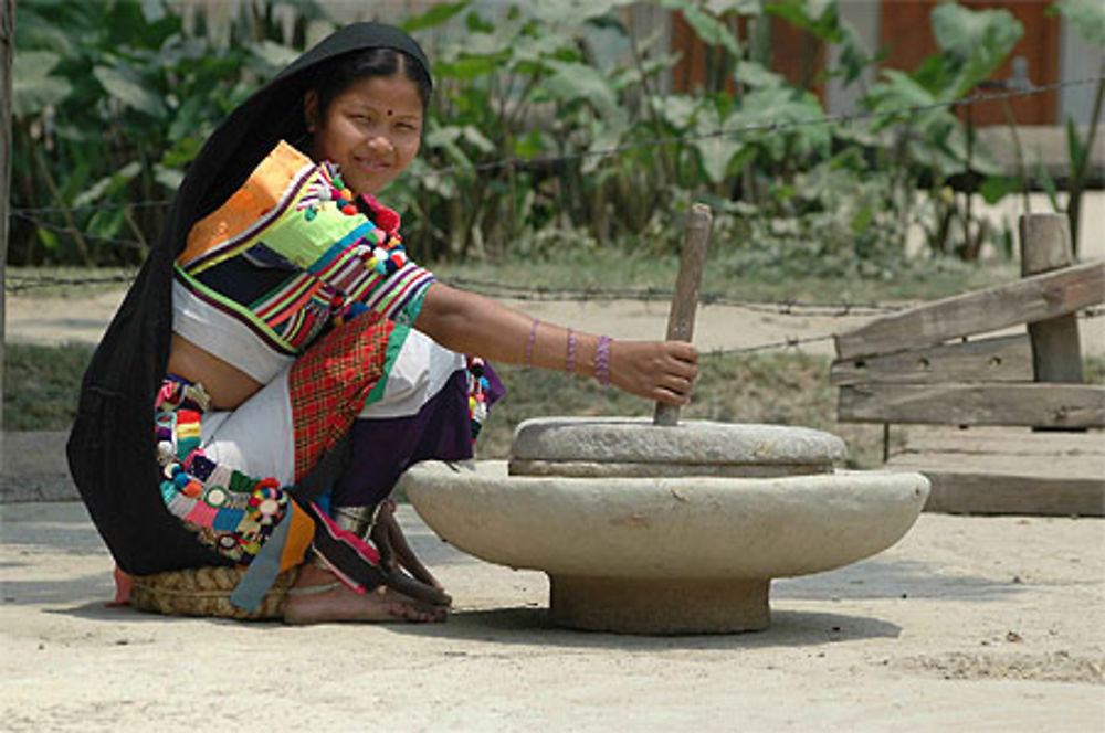 Belles fille de Rana Tharu dans travail