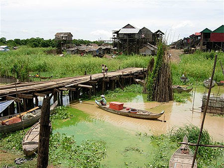 Village sur pilotis à Kompong Khleang