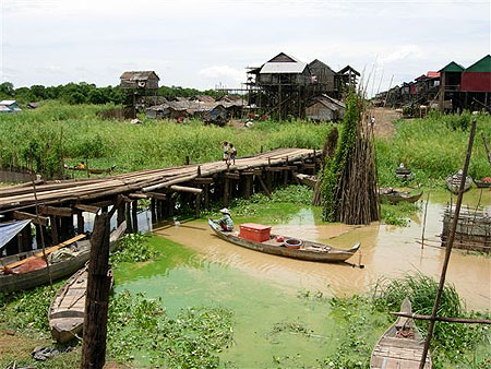 Village sur pilotis à Kompong Khleang Village sur pilotis à Kompong Khleang