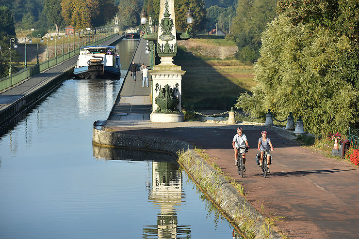 Cyclotouristes sur le pont-canal de Briare