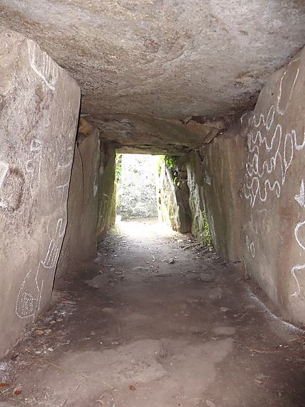 Interieur du dolmen de Mané Lud