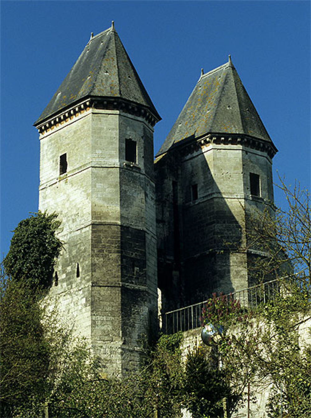 Tours de Luynes, Airaines