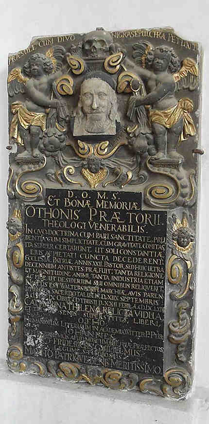 Oberkirche Sankt-Nikolai : pierre tombale d'un pasteur