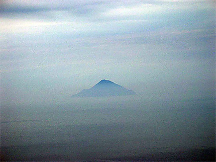 Stromboli dans la brume vu depuis Vulcano