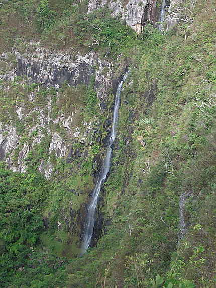 Cascade de black river gorges