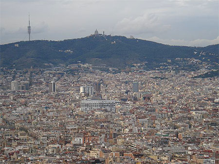 Vue sur Barcelone et la colline du Tibidabo Vue sur Barcelone et la colline du Tibidabo