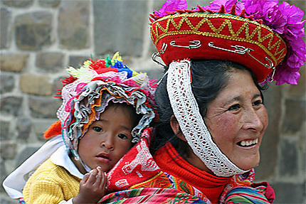 Une péruvienne et son enfant