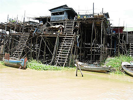 Village flottant de Kompong Khleang vu de la rivière en période sèche